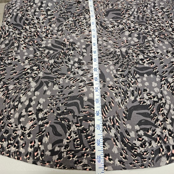 Torrid Harper Blouse Womens 2 18/20 Grey Pink Leopard Print Roll Tab Sleeve Top - Picture 8 of 9